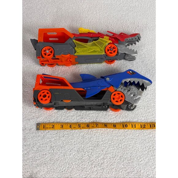 Hot Wheels Dragon Launch & Shark Chomp Transporters With 5 Cars - Picture 9 of 9